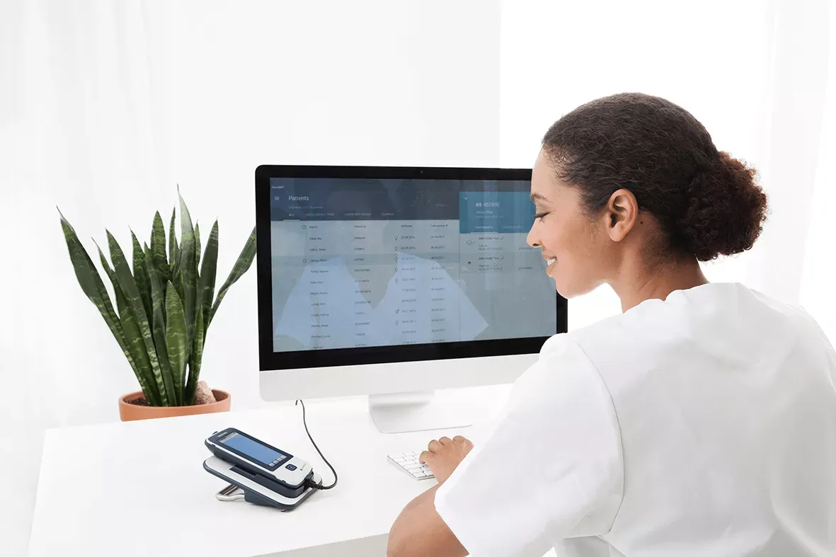 A woman configure easyScreen devices